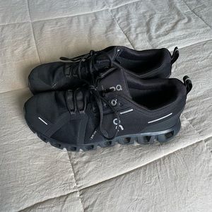 On Clouds running shoe | black, size 9.5 woman’s